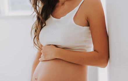 Femme enceinte avec ventre de grossesse