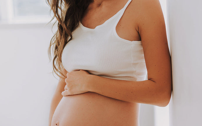 Femme enceinte avec ventre de grossesse